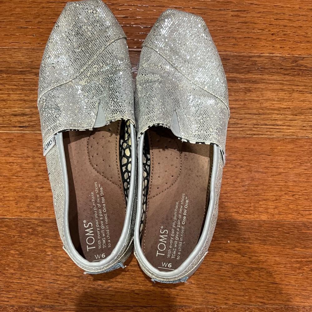 TOMs silver glitter flats. Size 6.